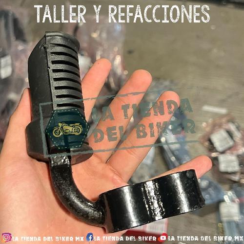 [H0-1019] Base/soporte de posapies delantera izquierda. Color negra (incluye posapies tipo retractil)