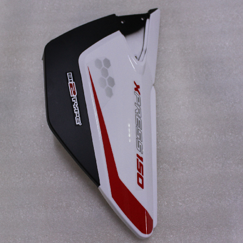 [A9-1096] Cubierta/tapa lateral izquierda, color blanca/rojo, material plastico, sticker 150