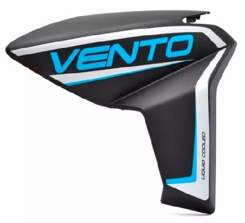 Cubierta/tapa derecha de tanque. Color negra con azul, material plastico, con sticker de vento