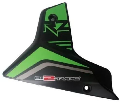 [4040300-396022] Cubierta decorativa izquierda bajomotor (sticker verde)