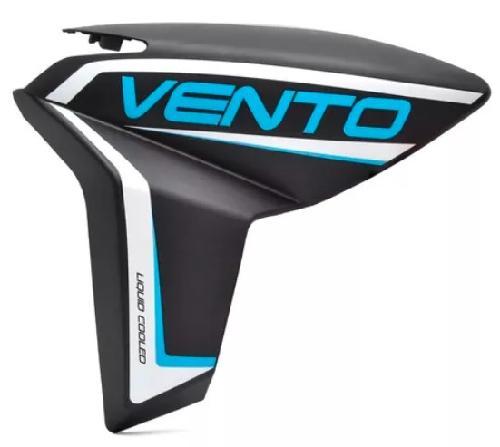 [A9-1148] Cubierta/tapa izquierda de tanque. Color negra con azul, material plastico, con sticker de vento