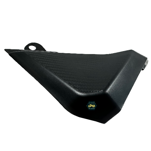 [53390194] Cubierta decorativa Izquierda tanque de gasolina