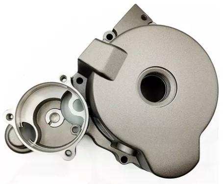 [4050332-007055] Cubierta Izquierda del Motor (Oro Titanio Mate)