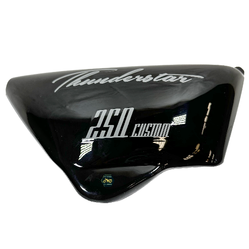 [A9-1357] Cubierta/tapa lateral izquierda, color negro, material plastico, (con sticker 250 custom)