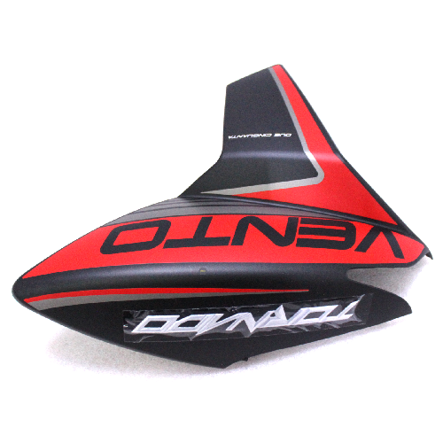 [A9-1154] Cubierta/tapa izquierda de tanque. Color negra con rojo, material plastico, con sticker de vento
