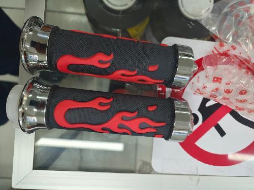 PUÑOS SET RODA NEGRO FLAMAS ROJAS TAPA CROMO