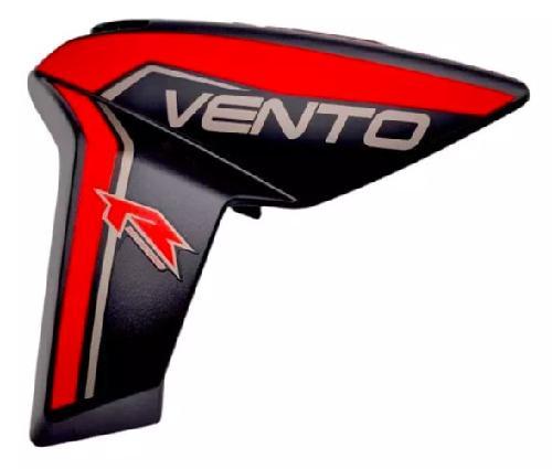 [A9-1062] Cubierta/tapa izquierda de tanque. Color negra con rojo, material plastico, con sticker de vento