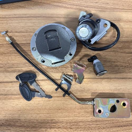 Juego de cerraduras/chapas (incluye; cable/chicote de asiento, chapa y seguro de asiento, switch de encendido y tapon de gasolina)