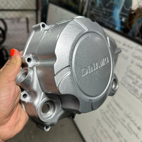 Cubierta/tapa de clutch/embrague/motor derecha. Color gris