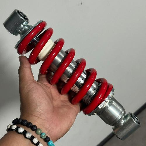 Monoshock (amortiguador trasero). Resorte color rojo, largo de XXX mm