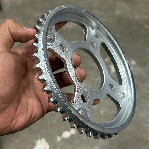 Engrane/estrella/sprocket trasero, 4 birlos, paso 428, 42 dientes